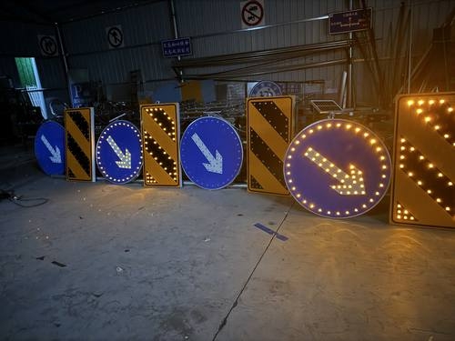 成都成都河南太阳能自发光交通路标牌厂家